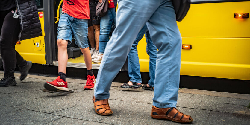 Menschen steigen aus einer Straßenbahn aus