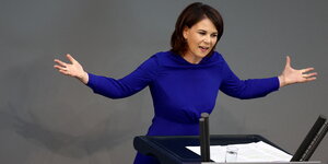 Frau spricht im Bundestag