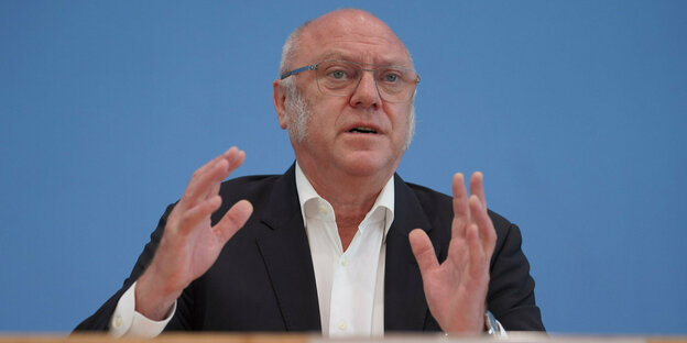 Ulrich Schneider at the federal press conference on Monday
