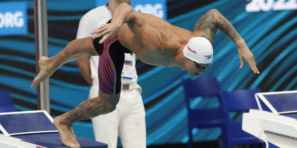 Dressel springt vom Startbock ins Wasser