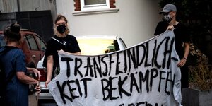 Banner mit der Aufschrift "Transfeindlichkeit bekämpfen"
