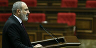 Präsident Nikol Paschinjan spricht im Parlament