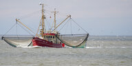 Ein Fischerboot mit ausgefahrenen Netzen in der Nordsee