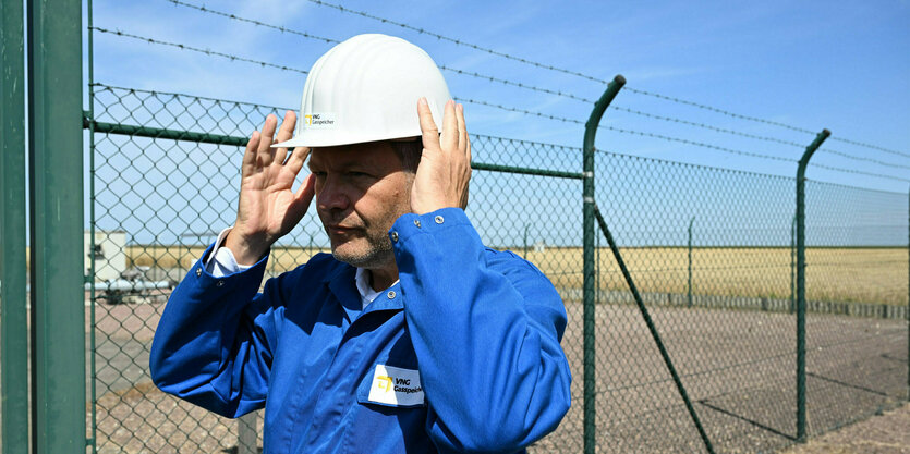 Habeck mit Helm und blauem Drillich der VNG