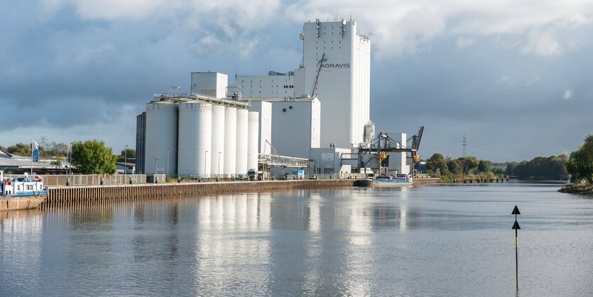 Weiße Silos an einem Fluss