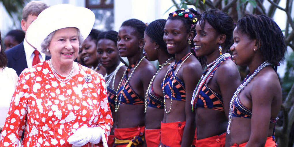 Queen mit Schwarzen Tänzerinnen