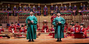 Koreanisch kostümierte MusikerInnen in der Philharmonie Berlin