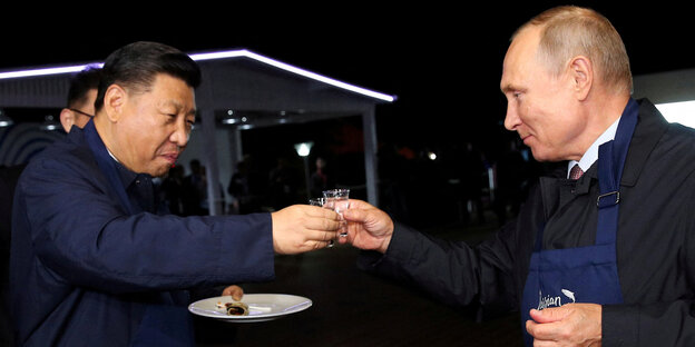 Xi Jinping and Putin toast with a schnapps