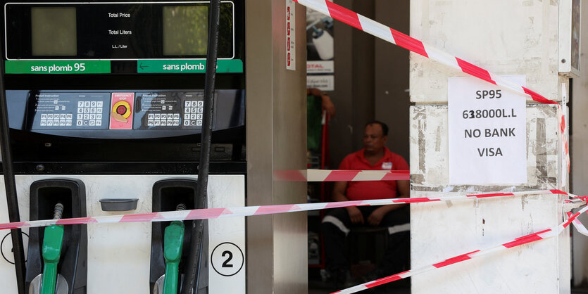 Eine mit Flatterband abgesperrte Tankstelle