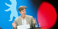 Das Foto zeigt Finanzsenator Daniel Wesener von den Grünen.