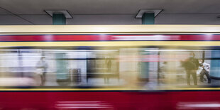 Das Foto zeigt eine S-Bahn, die an einem Bahnsteig vorbei fährt.