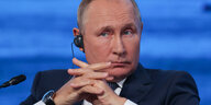 Putin hört mit aufmerksamem Blick zu