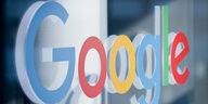 Das Bild zeigt das Google-Logo auf eine Glasscheibe gedruckt.