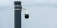 Eine Überwachungskamera an einem Mast