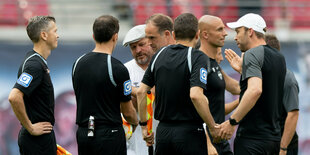 Köln-Trainer Steffen Baumgart im Gespräch mit einem Schiedsrichterteam