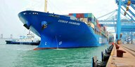 Blaues Containerschiff mit dem Namen Cosco Hamburg