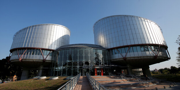 Silber glänzendes Gebäude des Europäischen Gerichtshofs in Straßburg
