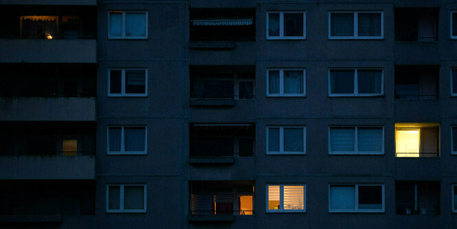 In einem Mehrfamilienhaus brennen nur wenige Lichter