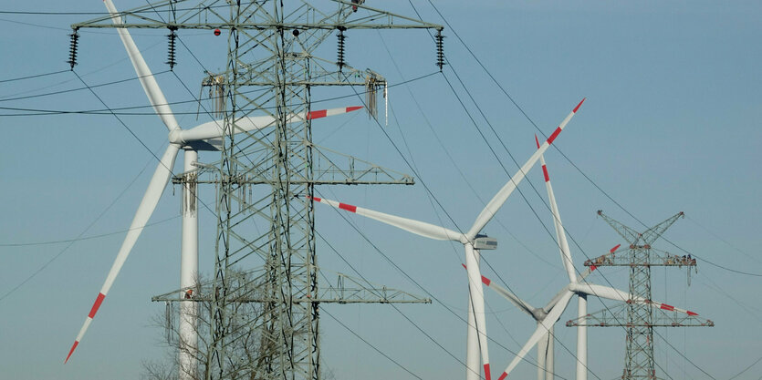 Windräder und Strommasten