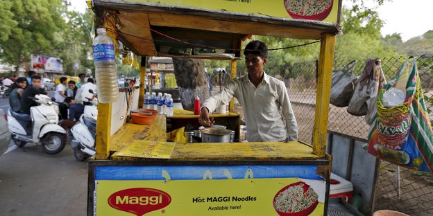 Verkaufsstand für Maggi-Nudeln in Ahmedabad, Indien