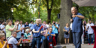 Stephan Weil redet vor Anhängern im Lister Turm Biergarten.