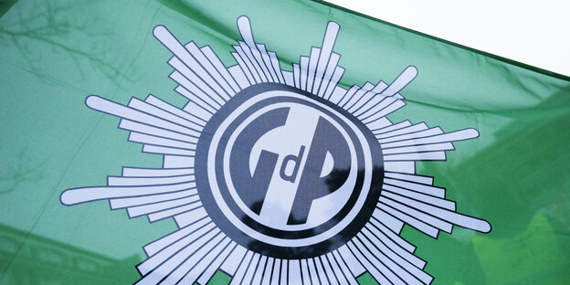 Ein Fahne mit dem Logo der Gewerkschaft der Polizei