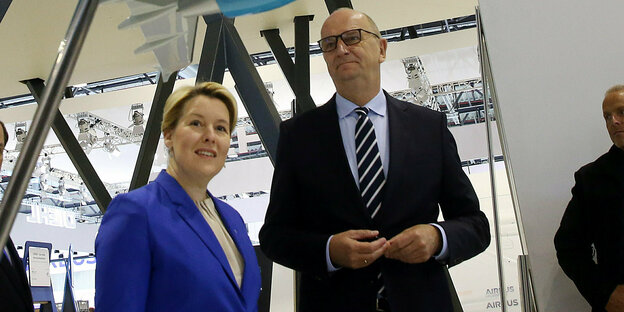 Das Bild zeigt Berlin Regierungschefin Franziska Giffey und Brandenburgs Ministerpräsident Dietmar Woidke (beide SPD).