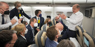 Bundeskanzler Olaf Scholz (SPD) mit mitreisenden Journalist*innen im Flugzeug