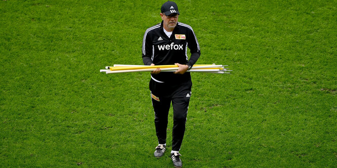 Abschlusstraining von Union Berlin, Trainer Urs Fischer läuft über das leere Spielfeld