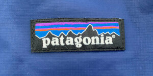 Patagonia Logo auf einem blauen Kleidungsstück