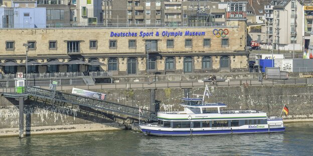 Frontalansicht des Deutschen Sport- und Olympiamuseums in Köln