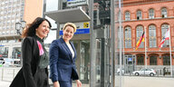 Regierungschefin Franziska Giffey und Verkehrssenatorin Bettina Jarasch laufen vor dem Roten Rathaus