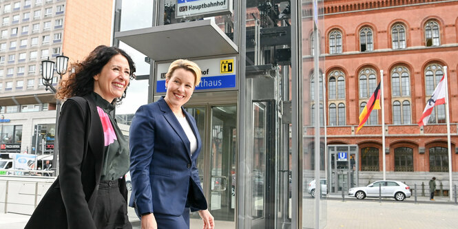 Regierungschefin Franziska Giffey und Verkehrssenatorin Bettina Jarasch laufen vor dem Roten Rathaus