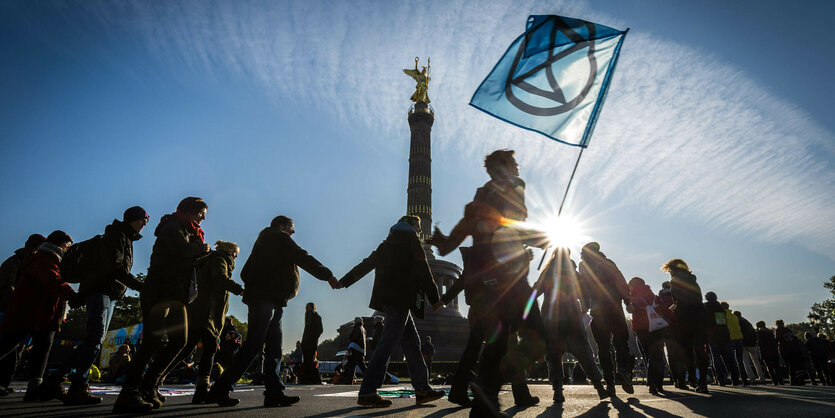 Aktivist:innen von Extinction Rebellion demonstrieren vor der Siegessäule