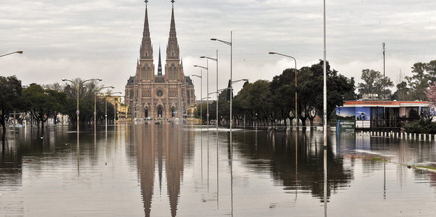Überschwemmt Straße in Lujuan, Argentinien.
