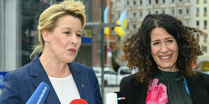 Das Foto zeigt Regierungschefin Franziska Giffey (SPD) und Verkehrssenatorin Bettina Jarasch (Grüne).