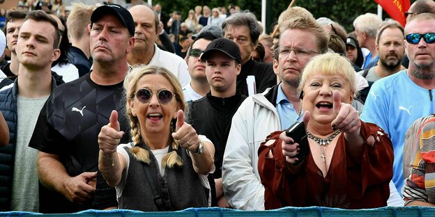 Menschenmenge steht vor einer Absperrung in Unterstützung des Parteichefs Jimmy Aakesson von den rechtsextremen Schwedendemokraten