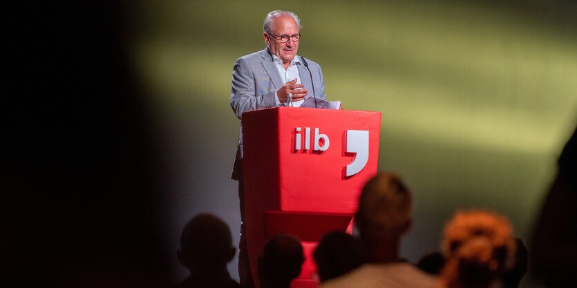 Leiter Ulrich Schreiber bei der Eröffnung des Literaturfestivals 2021.