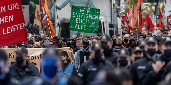 Demozug mit Plakat "Wir enteignen euch alle"