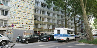 Ein Polizeiwagen vor einem Hochhaus