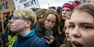 SchülerUnnen stehen dicht gedrängt bei einer Demonstration von Fridays for Future