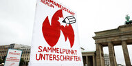 Banner "Klimaneustart Berlin Sammelpunkt Unterschriften" vor dem Brandenburger Tor