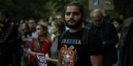 Demonstrant trägt ein T-Shirt mit dem Aufdruck Armenia und dem Wappen des Landes