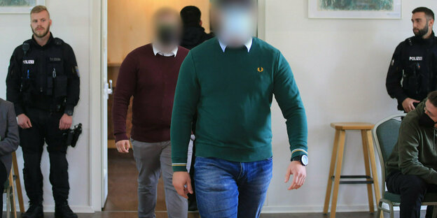 The two accused in the so-called Fretterode trials at the Mühlhausen district court - guarded by police officers