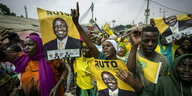 Anhänger von William Ruto feiern mit Wahlplakaten von Ruto