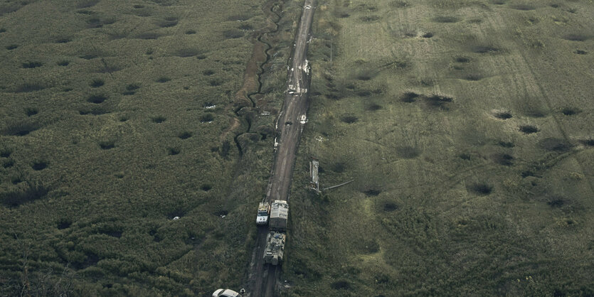 Eine Straße mit zerstörten Fahrzeugen