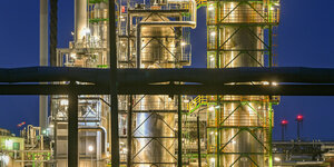 Die Anlagen der Erdölraffinerie auf dem Industriegelände in Schwedt