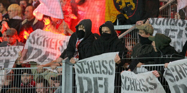 Ultras mit „Scheiß DFL“-Bannern im Stadion