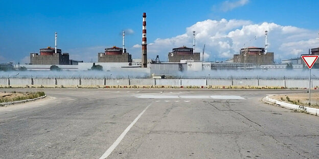 Fünf Reaktoren eines Atomkraftwerks