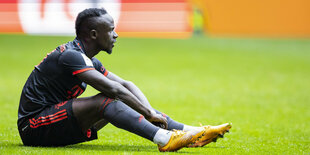 Sadio Mane sitzt nach dem Spiel auf dem Rasen